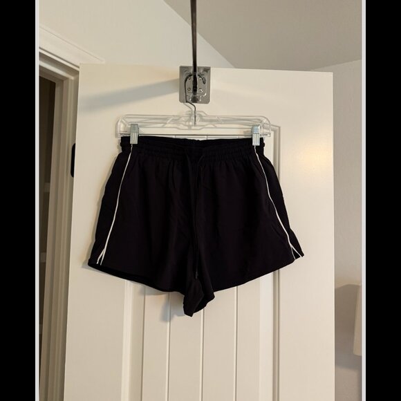 Lululemon Court Rival High-Rise Short 3" in Black/White | Size 6 - Picture 6 of 8